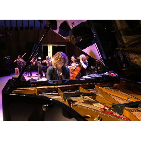 YOSHIKI、ファンの大歓声に涙 「20年のアメリカ生活は辛かった」 X JAPAN のメンバーも集結