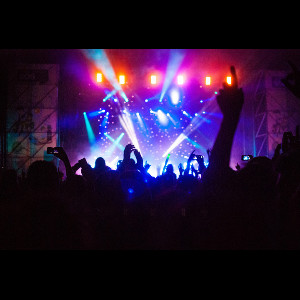 日本と海外のライブハウスはどう違う? セキュリティ、ドリンク、未成年対応などの最新事情