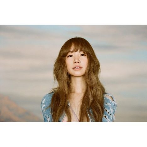 新作ジャケで過激ポーズ披露のYUKI セクシーなアートワーク群を振り返る