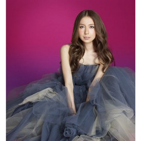 May J.は『アナ雪』を経てどう進化? オリジナル新作で見せたボーカリストとしての本領とは