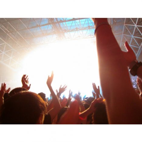 ロックバンドは“フェス”とどう関わっていくのか? 兵庫慎司がライブ現場から考える
