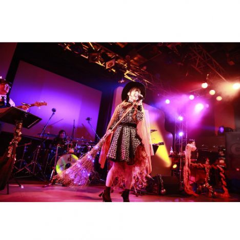 花澤香菜、ハロウィンライヴでエンターテイナーぶり見せる ポテンシャルの高さ発揮した一夜をレポート