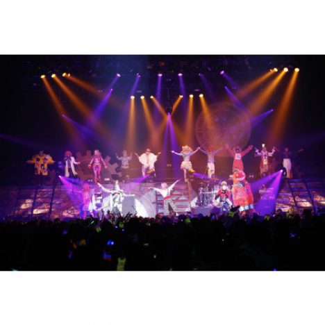 サイコ・ル・シェイムのライブはなぜ面白い? 衣装、ダンス、演劇で表現した“3つの世界”