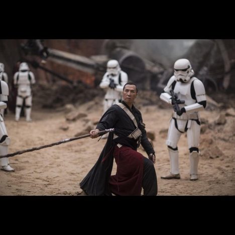 “宇宙最強の男”ドニー・イェンは『ローグ・ワン』でも強すぎた! 棒切れ一本で敵を薙ぎ倒すロマン