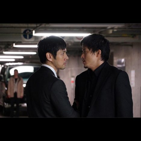 小栗旬と西島秀俊、“言葉がいらない”関係性ーー『CRISIS』持てる者と持たざる者の意味を読む