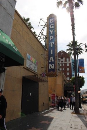 ジプシャンシアターは、多くの劇場が並ぶハリウッド・ブールバード通り沿いにあるの画像