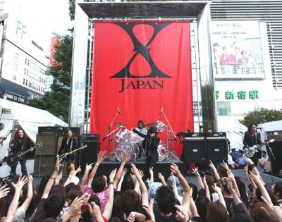 【写真多数掲載】X JAPANが新宿東口でゲリラライブ開催！　MV撮影兼ねたステージを速報レポ