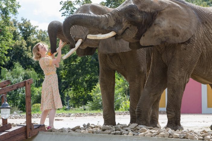 ジェシカ・チャステインが動物たちと触れ合う様子も　『ユダヤ人を救った動物園』新場面写真