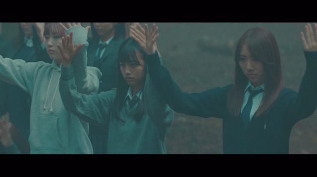 欅坂46、5thシングル『風に吹かれても』より「避雷針」MV公開　メンバーが水の上で踊るの画像1-7