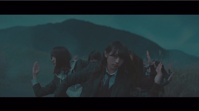 欅坂46、5thシングル『風に吹かれても』より「避雷針」MV公開　メンバーが水の上で踊るの画像1-5