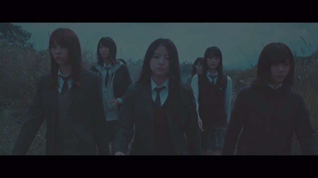 欅坂46、5thシングル『風に吹かれても』より「避雷針」MV公開　メンバーが水の上で踊るの画像1-6