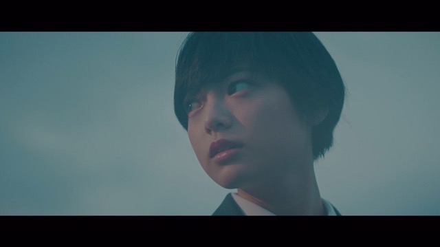 欅坂46、5thシングル『風に吹かれても』より「避雷針」MV公開　メンバーが水の上で踊るの画像1-12