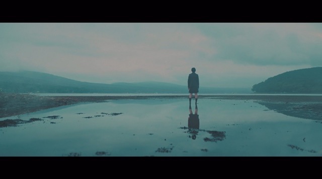 欅坂46、5thシングル『風に吹かれても』より「避雷針」MV公開　メンバーが水の上で踊るの画像1-10