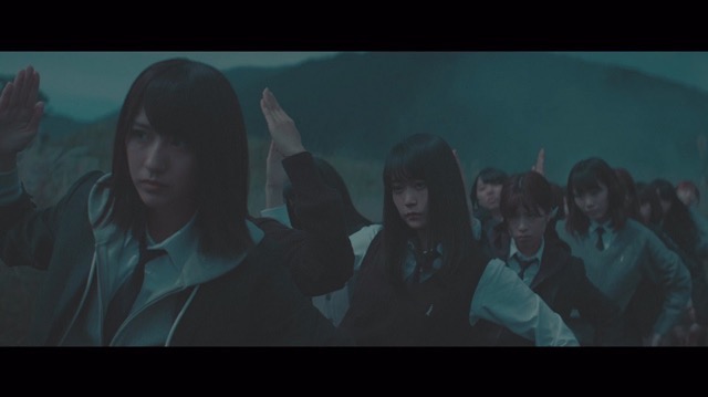 欅坂46、5thシングル『風に吹かれても』より「避雷針」MV公開　メンバーが水の上で踊るの画像1-4