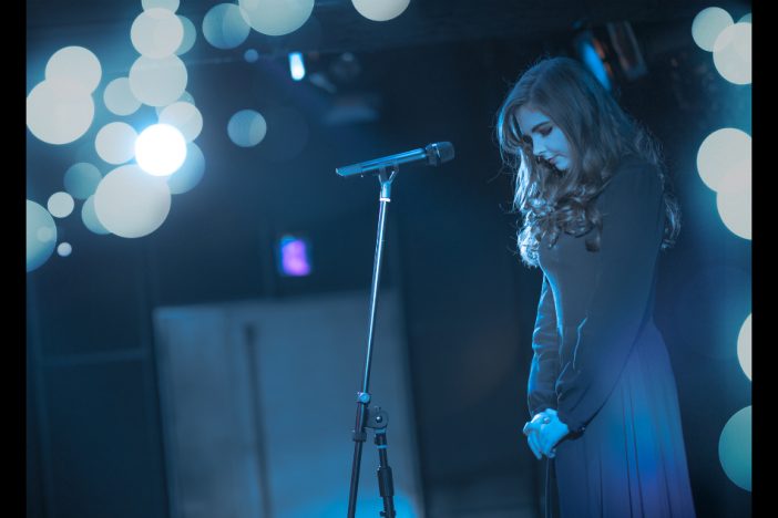 ARを活用したアーティストグッズの最先端? メイジー・ケイ「AR Record Book」レビュー