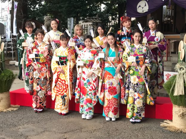 E-girls、11人体制で初詣に　佐藤晴美「自分ならではのリーダー像を築いていきたい」