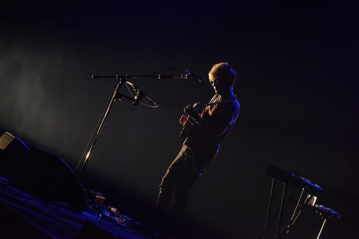 スガ シカオが歌い続ける人間の本質 21年目の充実ぶりと濃密なキャリア見せた「Hitori Sugar」