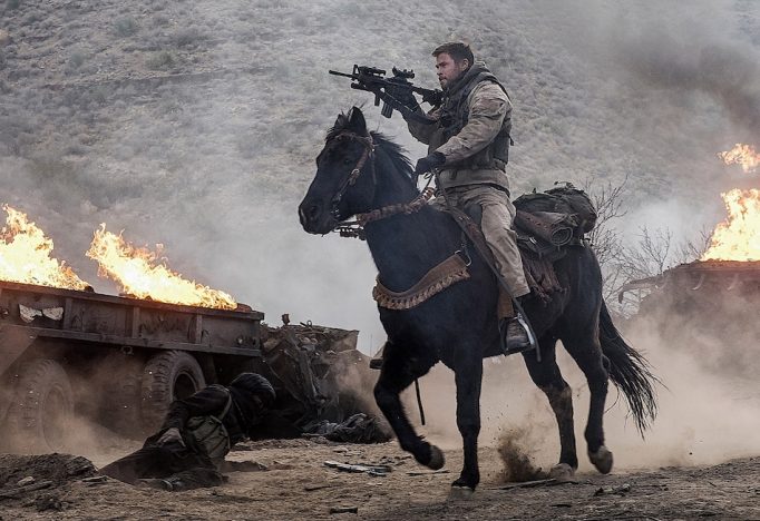 馬に乗った兵士の“英雄の物語”はなぜ映画化された？　『ホース・ソルジャー』に見るアメリカ文化