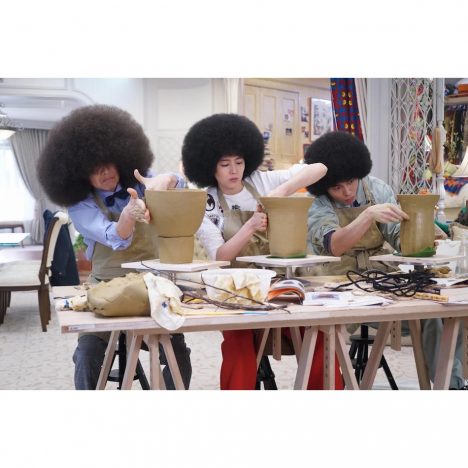 長澤まさみ、アフロヘアで縄文土器を作る姿が話題に 『コンフィデンスマンJP』レキシの粋な演出