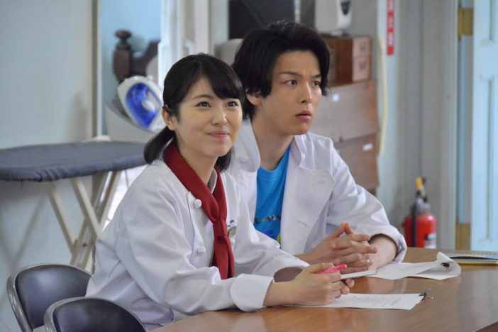 浜辺美波&中村倫也、互いを補完する名コンビ! 『崖っぷちホテル!』第1話から変化した絆