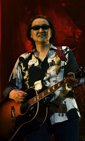 井上陽水は音楽で遊ぶーー新曲「care」にある“天然のミクスチャー感”