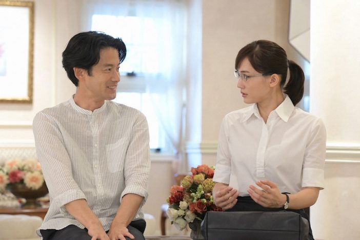 綾瀬はるかと竹野内豊が見出した奇跡 『義母と娘のブルース』“白”の演出を読み解く