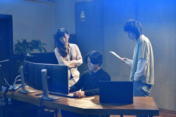 山田孝之が用意した“5本のバラ”が切ない 『dele』クライアントの人生を表現する光の演出