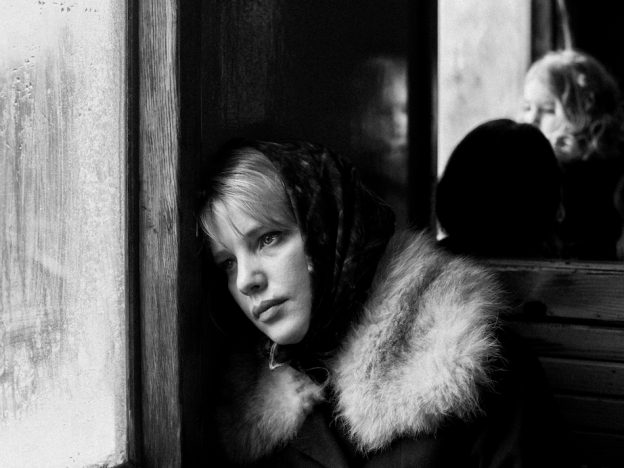 ヨアンナ・クーリクが水中撮影でアカペラを披露 『COLD WAR あの歌、2つの心』メイキング映像