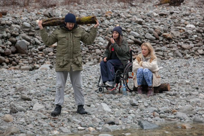 スパルタ指導に必死に食らいつくおじさんたち 『シンク・オア・スイム』本編映像公開