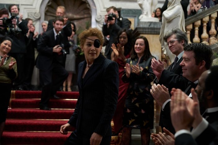 “伝説の記者”メリー・コルヴィンがカダフィ大佐に取材する 『プライベート・ウォー』場面写真公開