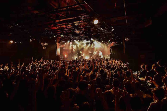CIVILIANが構築するバンドとファンの“1:1”の関係性 Lyu:Lyu時代の面影も見せた3周年ライブ