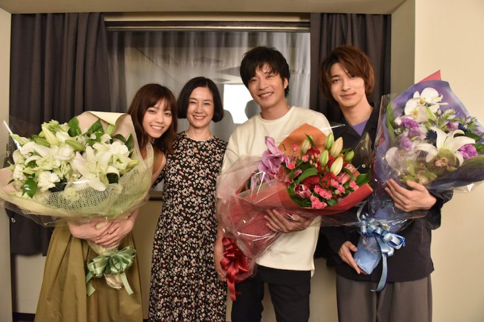 田中圭×西野七瀬×横浜流星、『あなたの番です』笑顔でクランクアップ 原田知世もサプライズ登場