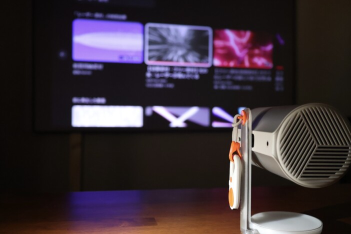 “テレビ超えの臨場感”をプロジェクターで手に入れよう 『Aladdin Poca Laser』で推しのライブを見る