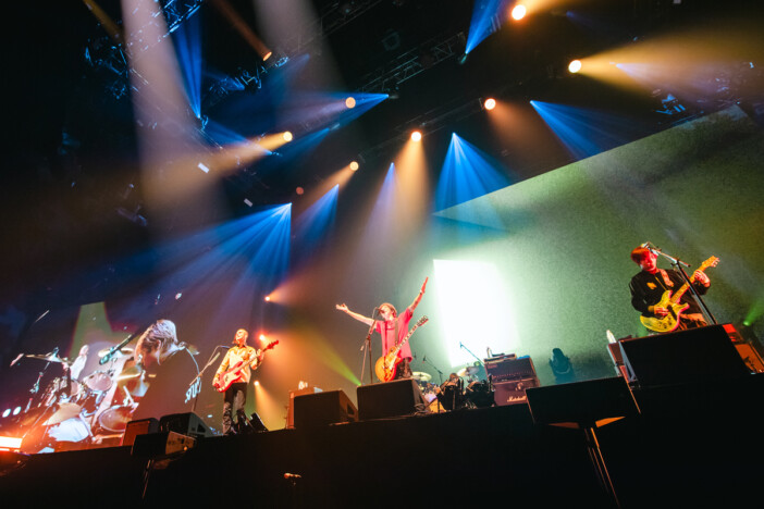 MONOEYESはバンドという人生を振り返ることなく走り続ける 特別ゲストも招いた10周年ぴあアリーナ公演