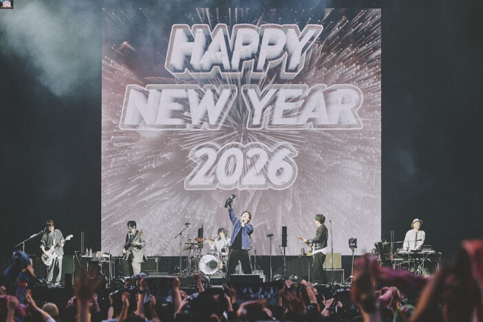 ポルノグラフィティ「あなた方はわしらの力です」――未来へと上げた革命の狼煙 歴史をたどるカウントダウン公演