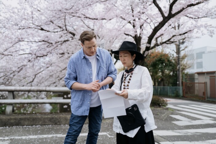 ブレンダン・フレイザーが日本の街中に溶け込む 『レンタル・ファミリー』メイキング写真
