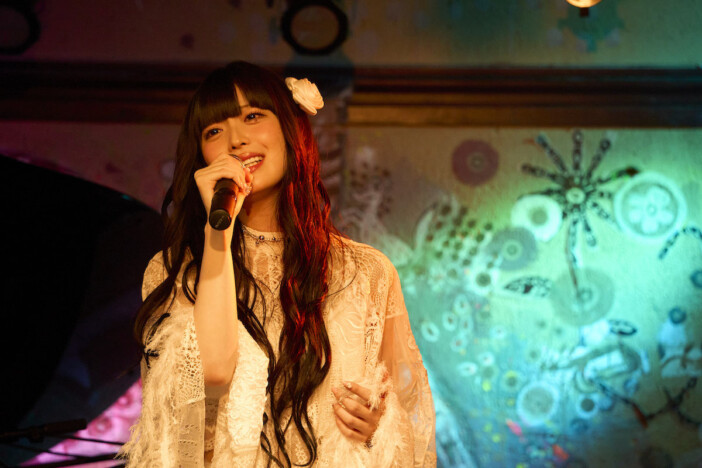 花耶「一生忘れられない日」ーー1カ月遅れの“クリスマスライブ”に届けたあたたかな歌声、飽くなき向上心