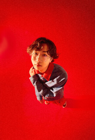 AKASAKI、新曲「シャケナベイベー」がTVアニメ『マリッジトキシン』ED主題歌に 楽曲使用アニメPVも