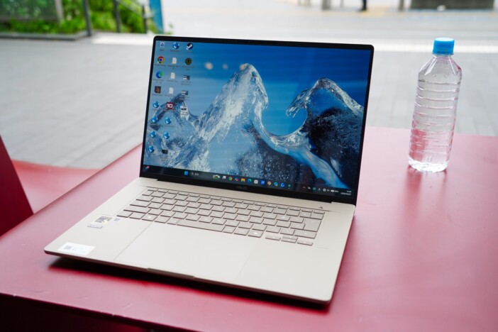 16インチなのに気軽に持っていける ASUS『Zenbook SORA 16』が変えたノートPCの距離感