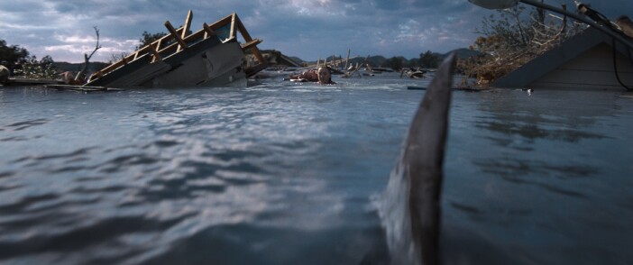 巨大ハリケーン×サメ、ダブルパンチの極限状況 サバイバル映画『猛襲』の洗練された複雑性