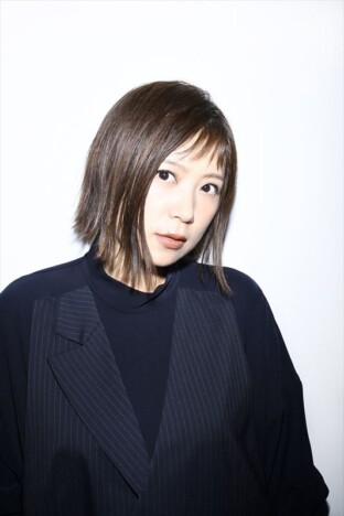絢香、書き下ろしの新曲「WELL-come」が『レバウェル』新CMに起用 奈緒が3役を演じる