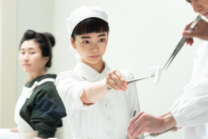 『風、薫る』第61話、りん(見上愛)と直美(上坂樹里)らが看護婦として働き始める