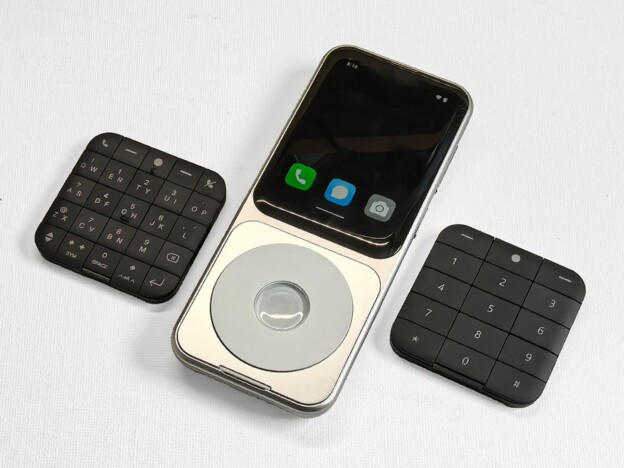 AIやSNS疲れの救世主? 音楽プレイヤーにもなるギミックが楽しいスマホ『Sidephone』を試してみた