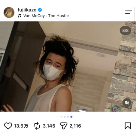藤井 風、衝撃的な爆発ヘアを披露 カニの被り物や恐竜のモノマネなどお茶目なツアーオフショット