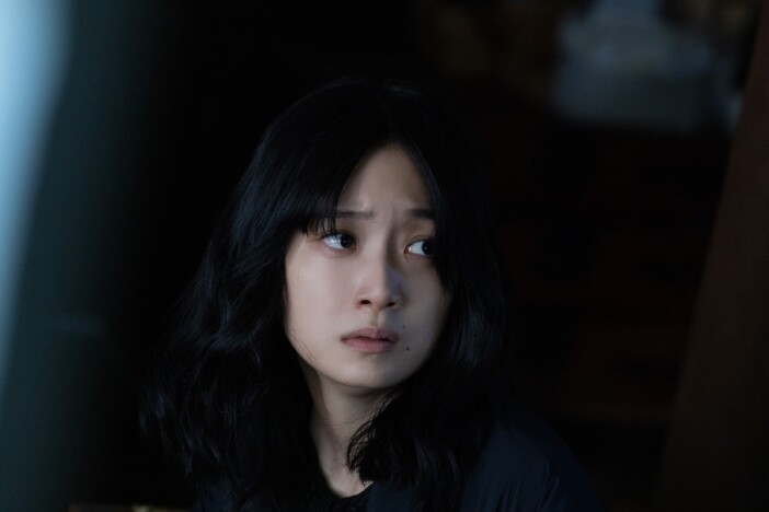 深川麻衣、訳アリ元アイドル役で新境地 井口理主演映画『逃げろお嬢さん』新場面写真公開