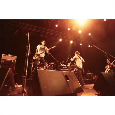 TheピーズとTOMOVSKY大木兄弟を取り巻く“幸福なしつこさ” 生誕50周年ライブレポート