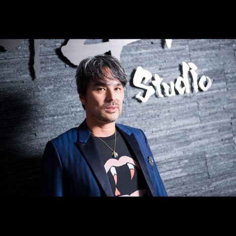 「AKB48の仕事もソロ活動もオートクチュールの世界」井上ヨシマサが振り返る、30年間の作家人生