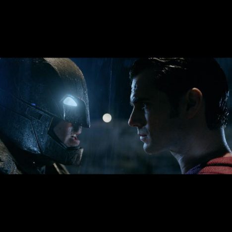 スーパーマンがバットマンのマスクを剥ぎ取る！　『バットマン vs スーパーマン』新たな映像公開へ
