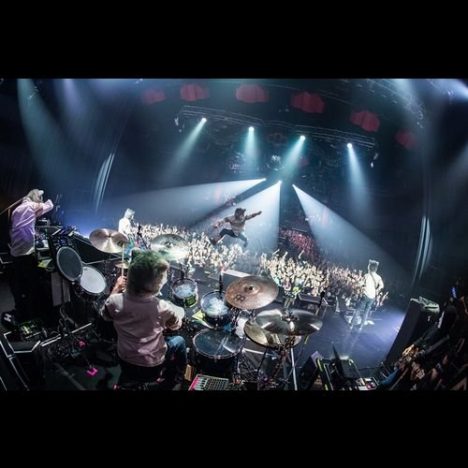 MAN WITH A MISSIONが“ライブハウス”で鳴らした音楽 熱気に包まれたツアーファイナルをレポート