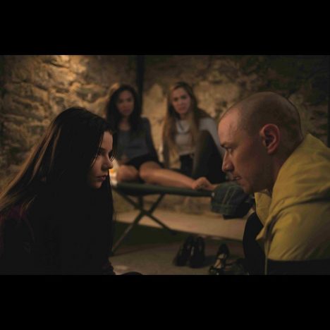 『スプリット』はシャマラン監督の真骨頂だーー「脱出スリラー」のイメージを覆す快作